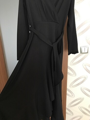 40 Beden Siyah alttı fırfırlı elbise