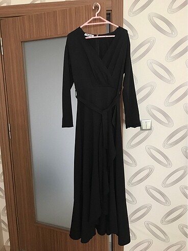 Siyah alttı fırfırlı elbise