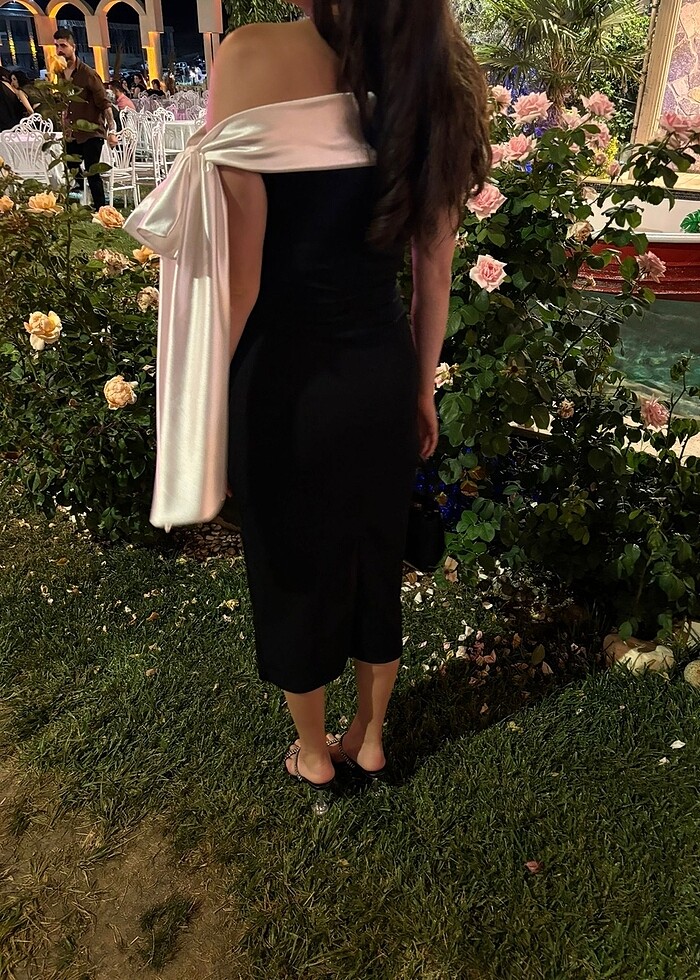 Beyaz kurdeleli , siyah kalem elbise - Görsel 2