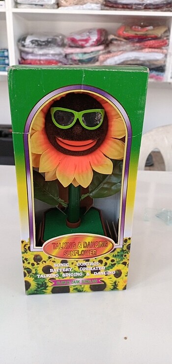 Şarkı söyleyip dans eden çiçek 