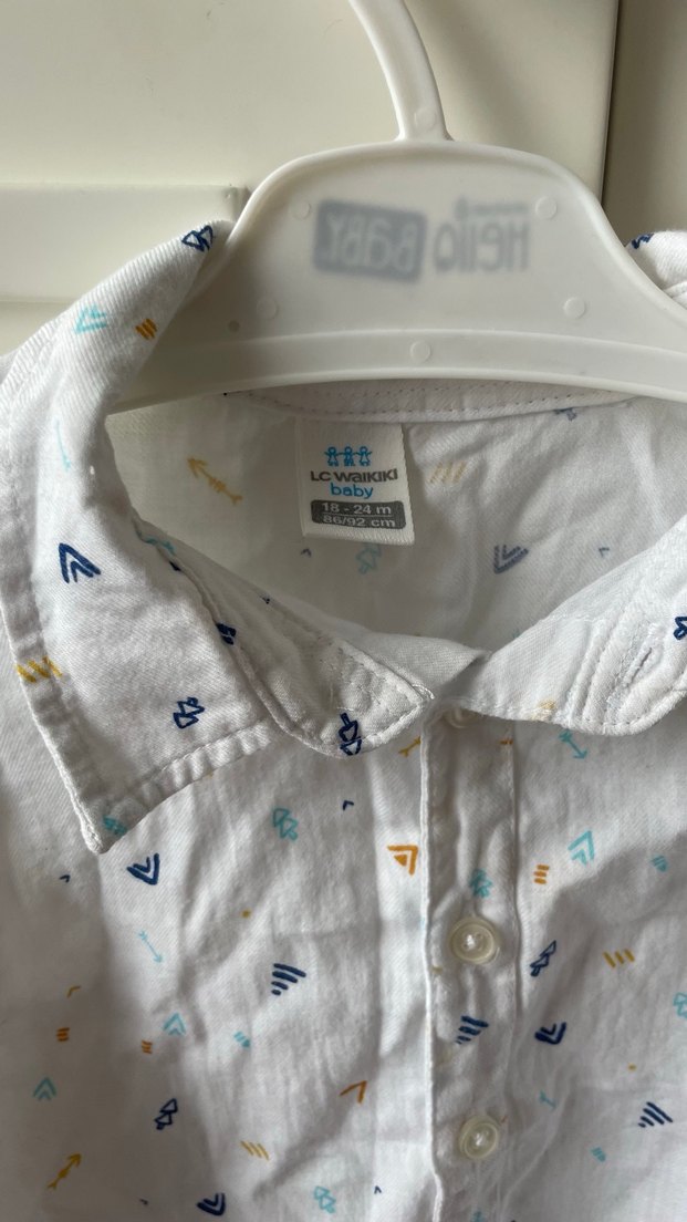 Erkek çocuk Gömlek beyaz üstüne desenleri olan. - Görsel 2