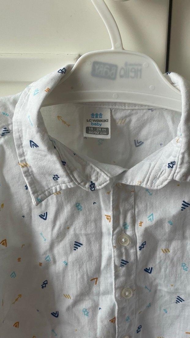 Erkek çocuk Gömlek beyaz üstüne desenleri olan. - Görsel 3