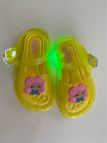 Işıklı sandaletler