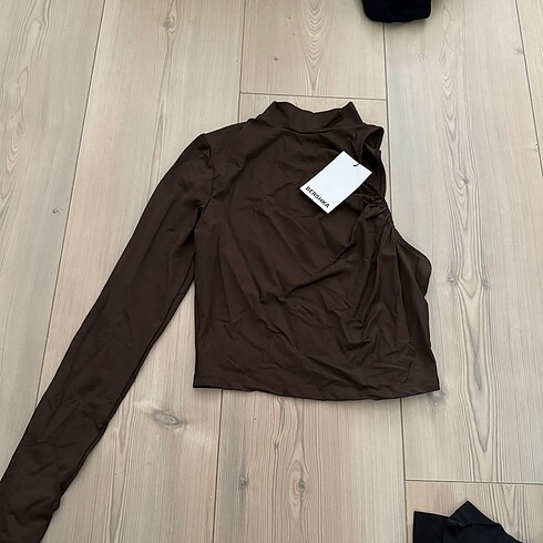 Bershka tek kollu bluz