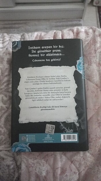 Lanetlilerin Krallığı Kerri Maniscalco Ciltli