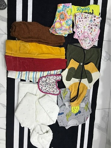 bebek kıyafetleri ve çorapları