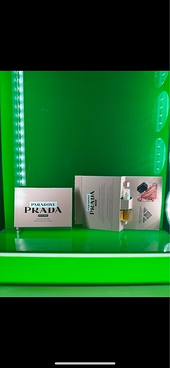 Prada paradoxe intense sample