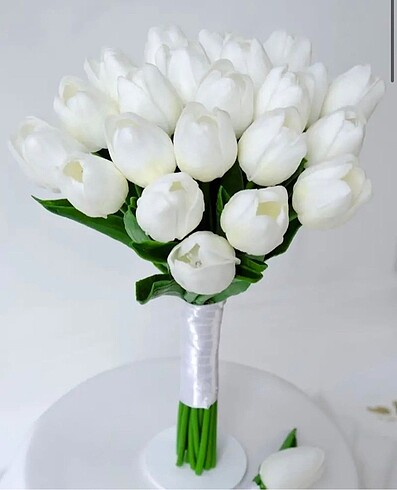 Oleg Cassini Lale gelin buketi