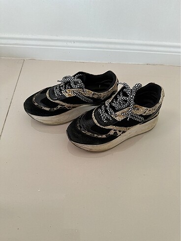 Nine West sneaker