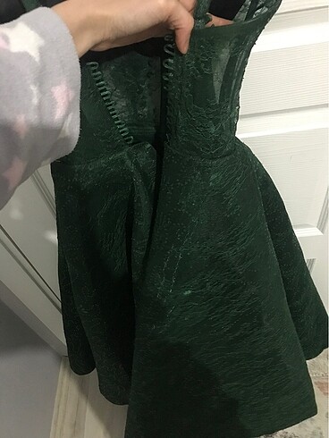 xs Beden Haki yeşili ve parlak bir elbisedir