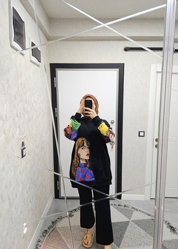 Siyah Renkli Figür Desenli Sweatshirt