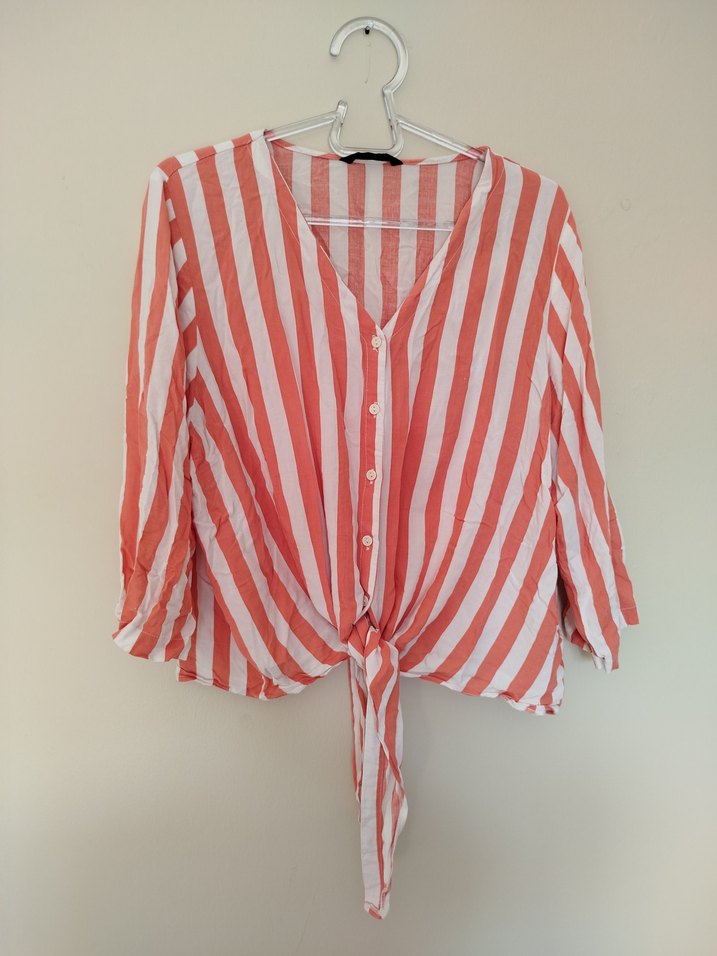 Düğmeli Kırmızı Çizgili V Yaka Gömlek - Görsel 2