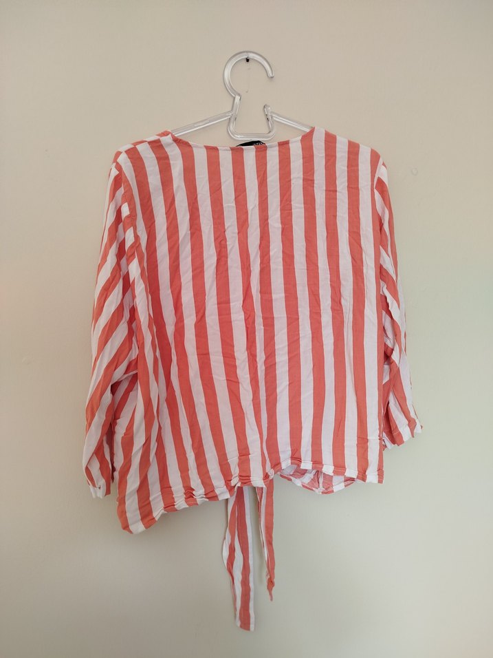 Düğmeli Kırmızı Çizgili V Yaka Gömlek - Görsel 3