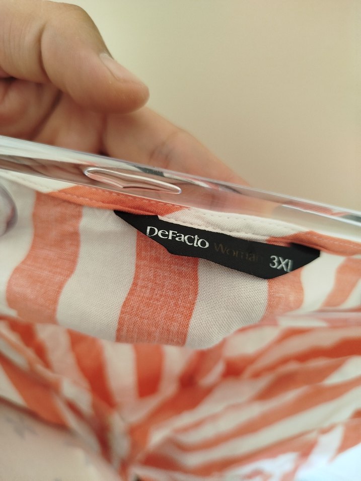 Düğmeli Kırmızı Çizgili V Yaka Gömlek - Görsel 4