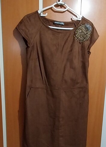 Koton Yaka kısmı kuş tüyü detaylı, güderi görünümlü kısa elbise