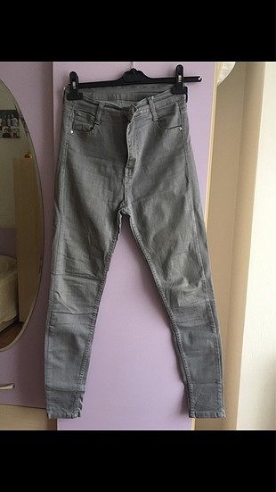 Gri dar paça pantolon, yıkamadan çıktığı için kırışık duruyor. D