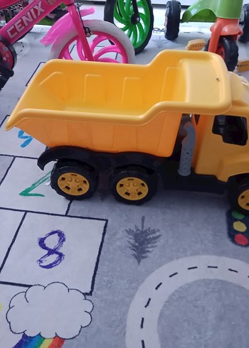 Sarı Renkli Oyuncak Kamyon