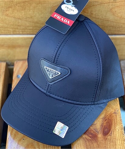 Prada Şapka