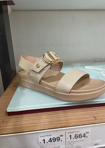 Bej Kadın Dolgu Topuklu Tokalı Sandalet