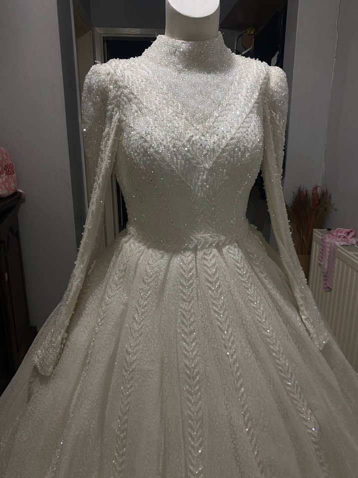 Yüksek Yakalı Uzun Kollu Prenses Gelinlik - Görsel 3