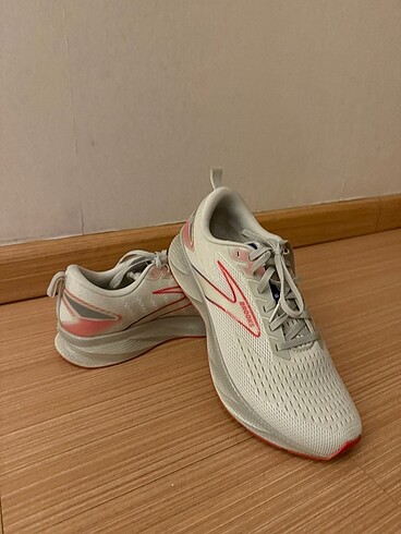 brooks levitate 6