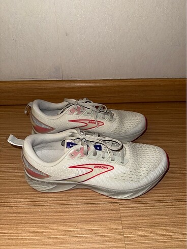 Diğer brooks levitate 6