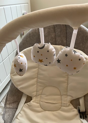 Beden Gri ve Beyaz Bebek Ana Kucağı