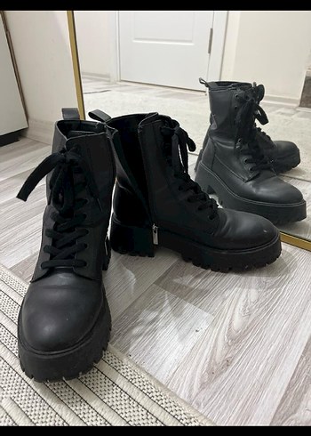 Pull and Bear Siyah Kadın Botu