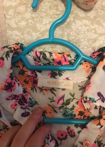 Çiçek Desenli V Yakalı Düğmeli Kolsuz Bluz - Görsel 3