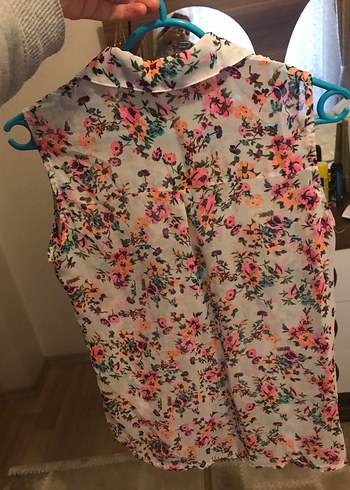 Çiçek Desenli V Yakalı Düğmeli Kolsuz Bluz - Görsel 2