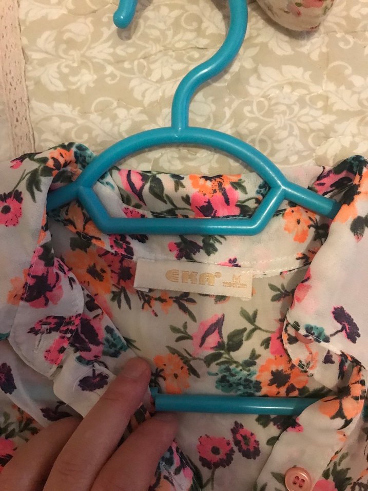 Çiçek Desenli V Yakalı Düğmeli Kolsuz Bluz - Görsel 3