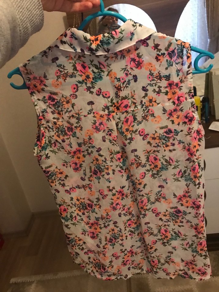 Çiçek Desenli V Yakalı Düğmeli Kolsuz Bluz - Görsel 2