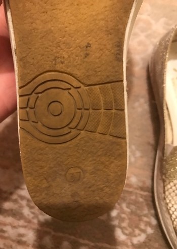 Altın Renkli Delik Desenli Babet - Görsel 3