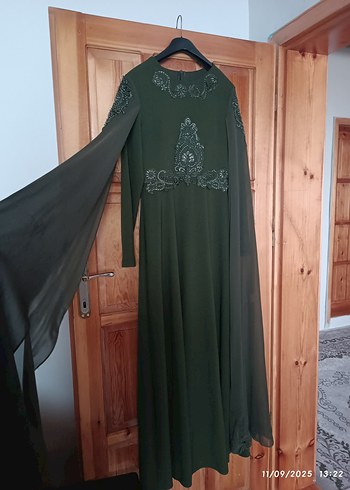 Yeşil Nakışlı Uzun Kollu Uzun Abiye Elbise