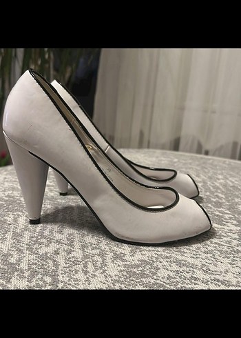 Beyaz Süet Stiletto Yılan Desenli Kadın Ayakkabı