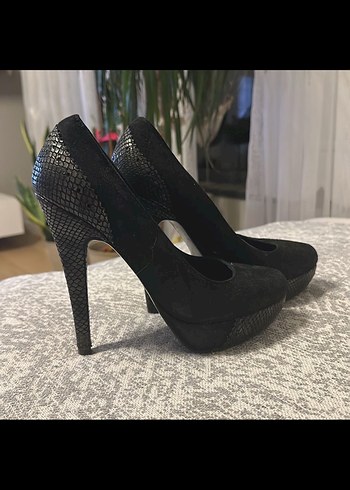 Siyah Yılan Desenli Süet Platform Topuklu