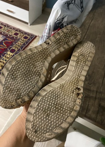 Bej Nakışlı Kadın Dolgu Topuk Sandalet - Görsel 4