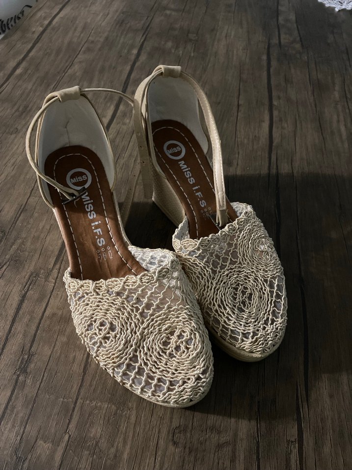 Bej Nakışlı Kadın Dolgu Topuk Sandalet - Görsel 2