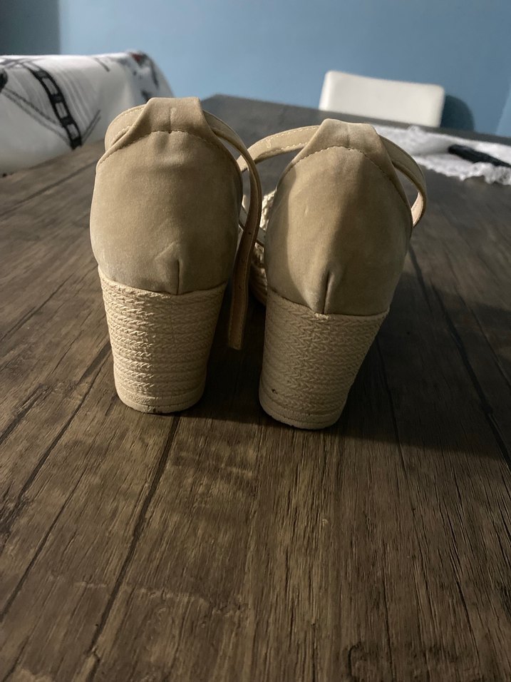 Bej Nakışlı Kadın Dolgu Topuk Sandalet - Görsel 5