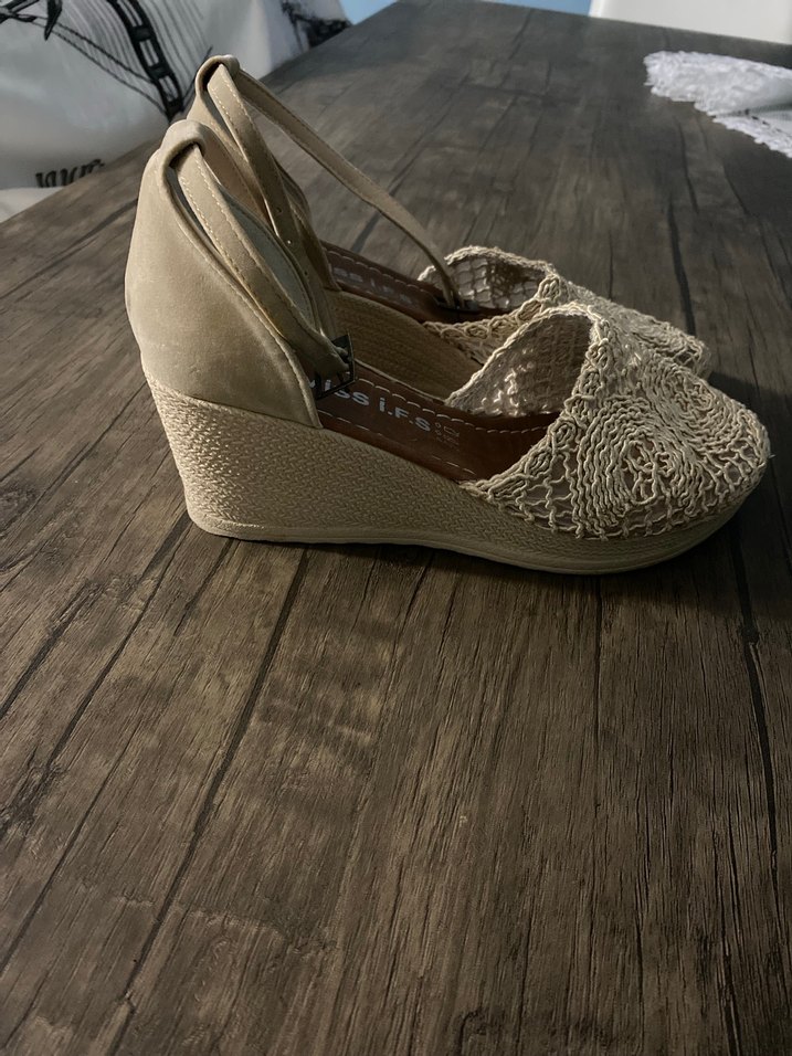 Bej Nakışlı Kadın Dolgu Topuk Sandalet - Görsel 3