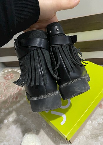 Tokalı Siyah Deri Püsküllü Topuklu Bot - Görsel 4