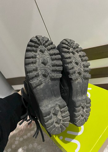 Tokalı Siyah Deri Püsküllü Topuklu Bot - Görsel 3