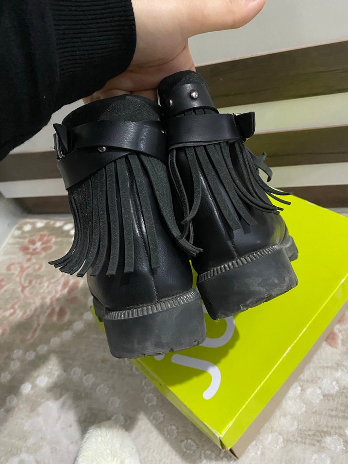 Tokalı Siyah Deri Püsküllü Topuklu Bot - Görsel 4