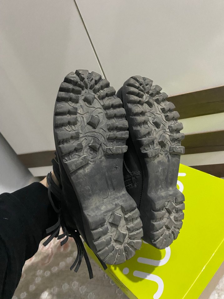 Tokalı Siyah Deri Püsküllü Topuklu Bot - Görsel 3