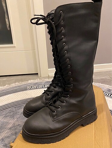 Bershka bağcıklı çizme