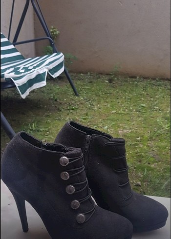 Siyah Süet Düğmeli Stiletto Topuklu Bot