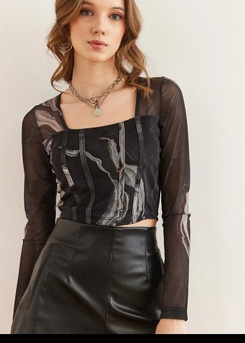 Siyah Dantel Detaylı Gotik Mini Bluz - Görsel 2