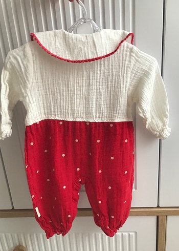 Nakışlı Düğmeli Kırmızı Bebek Kız Tulumu - Görsel 2