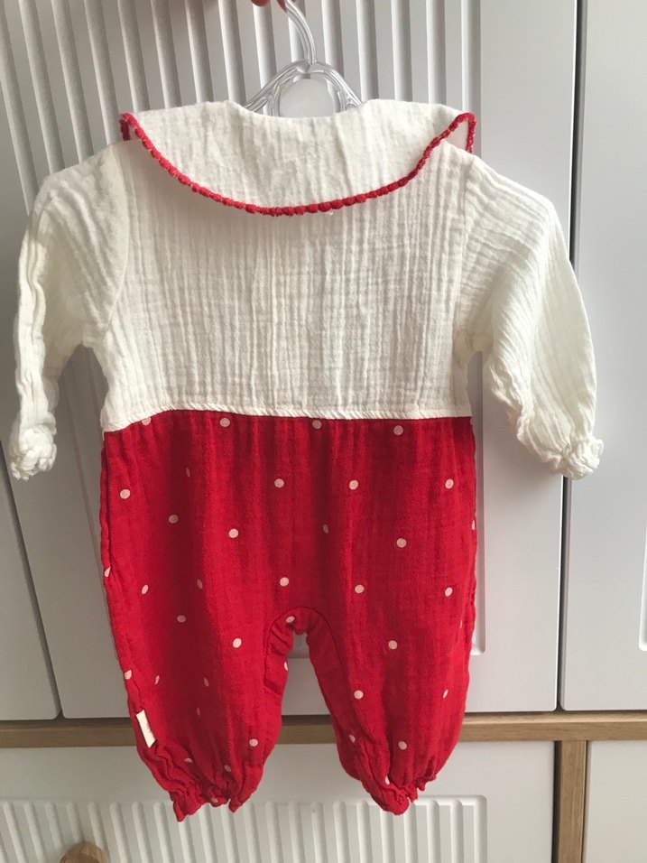 Nakışlı Düğmeli Kırmızı Bebek Kız Tulumu - Görsel 2