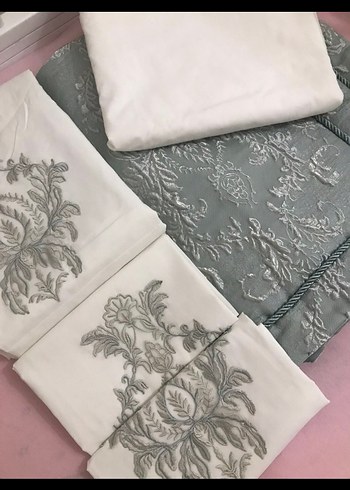 İşlemeli Gri Yatak Örtüsü - Görsel 2